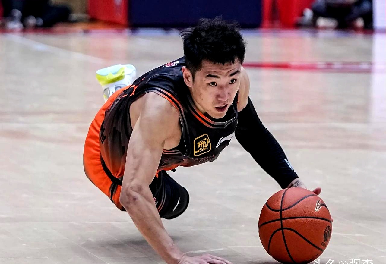 包含转会期山东男篮战术微调——NBA总决赛节点到来，悬念犹存，团队化学反应显著的词条-九游网站